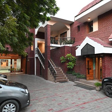 Little Chef Hotel Kanpur Exterior photo