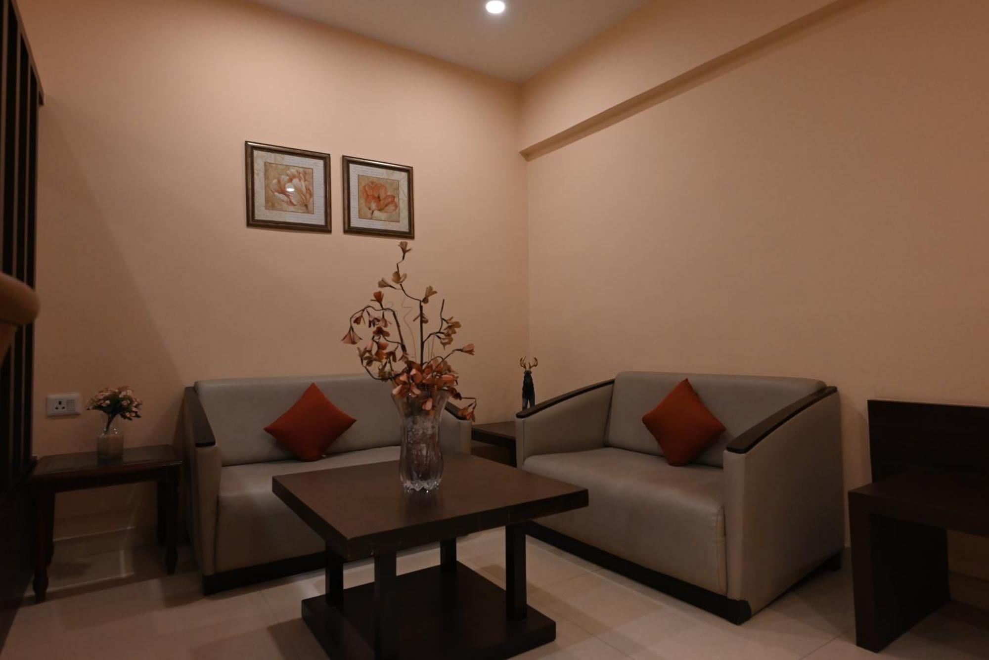 Little Chef Hotel Kanpur Exterior photo