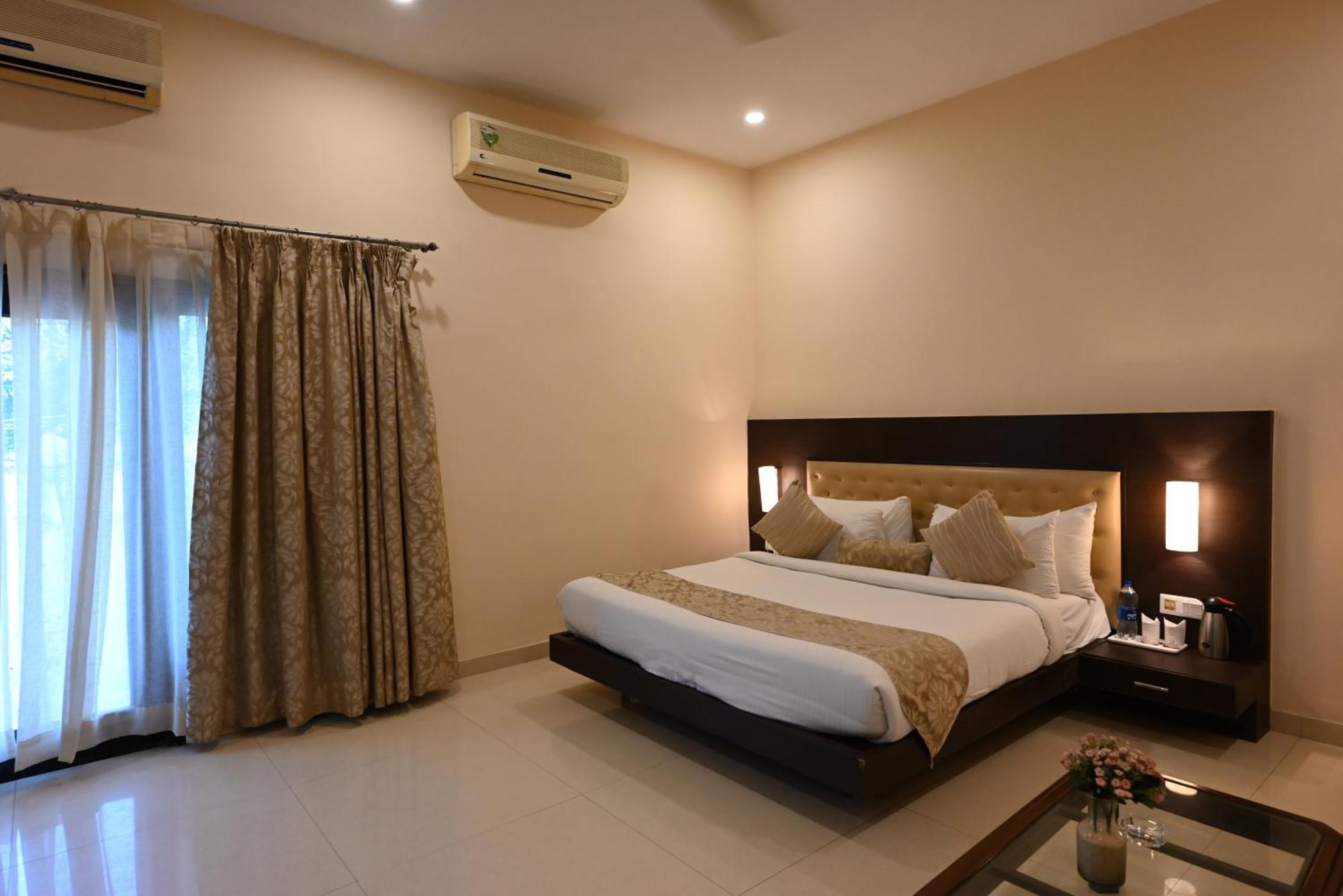 Little Chef Hotel Kanpur Exterior photo