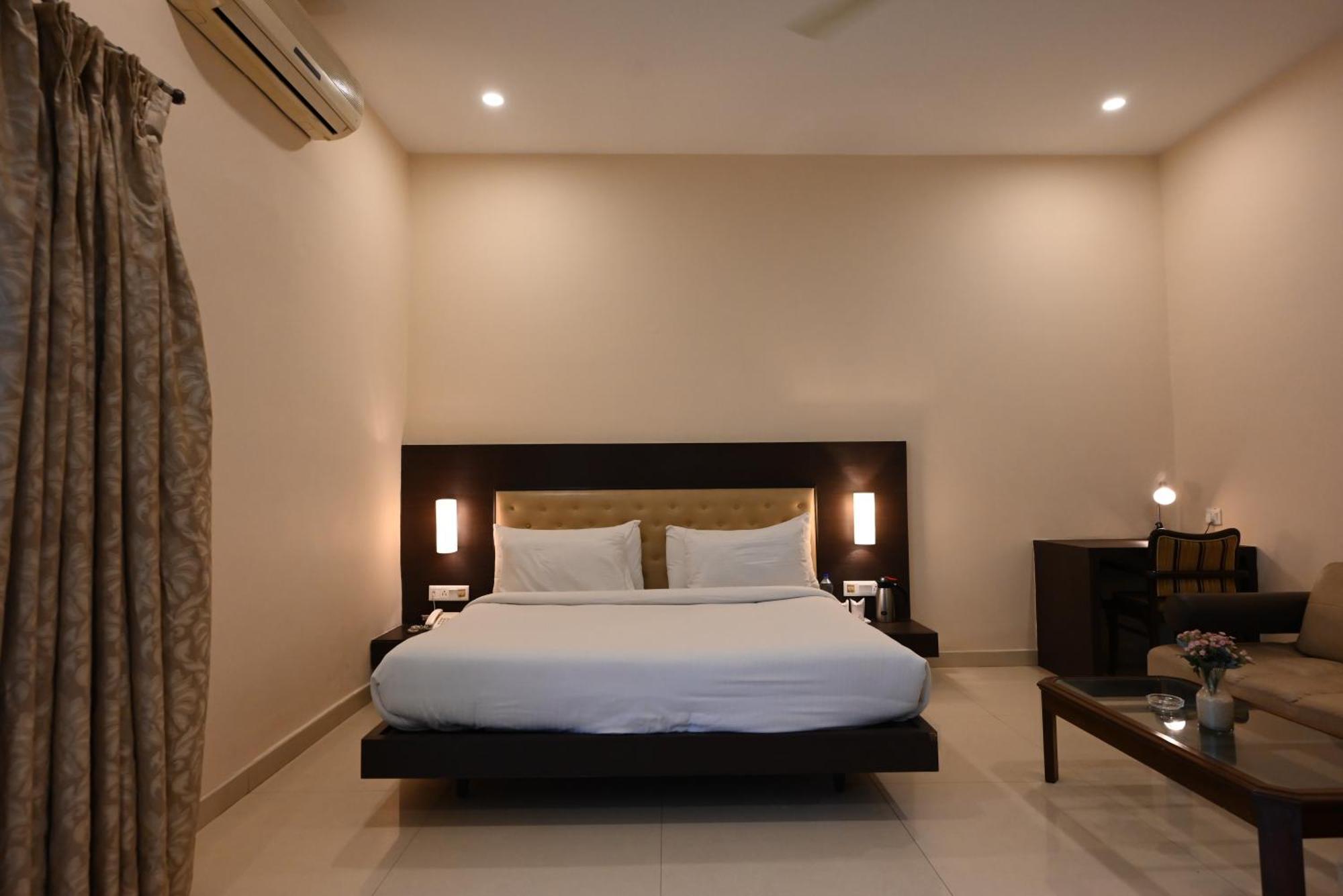 Little Chef Hotel Kanpur Exterior photo
