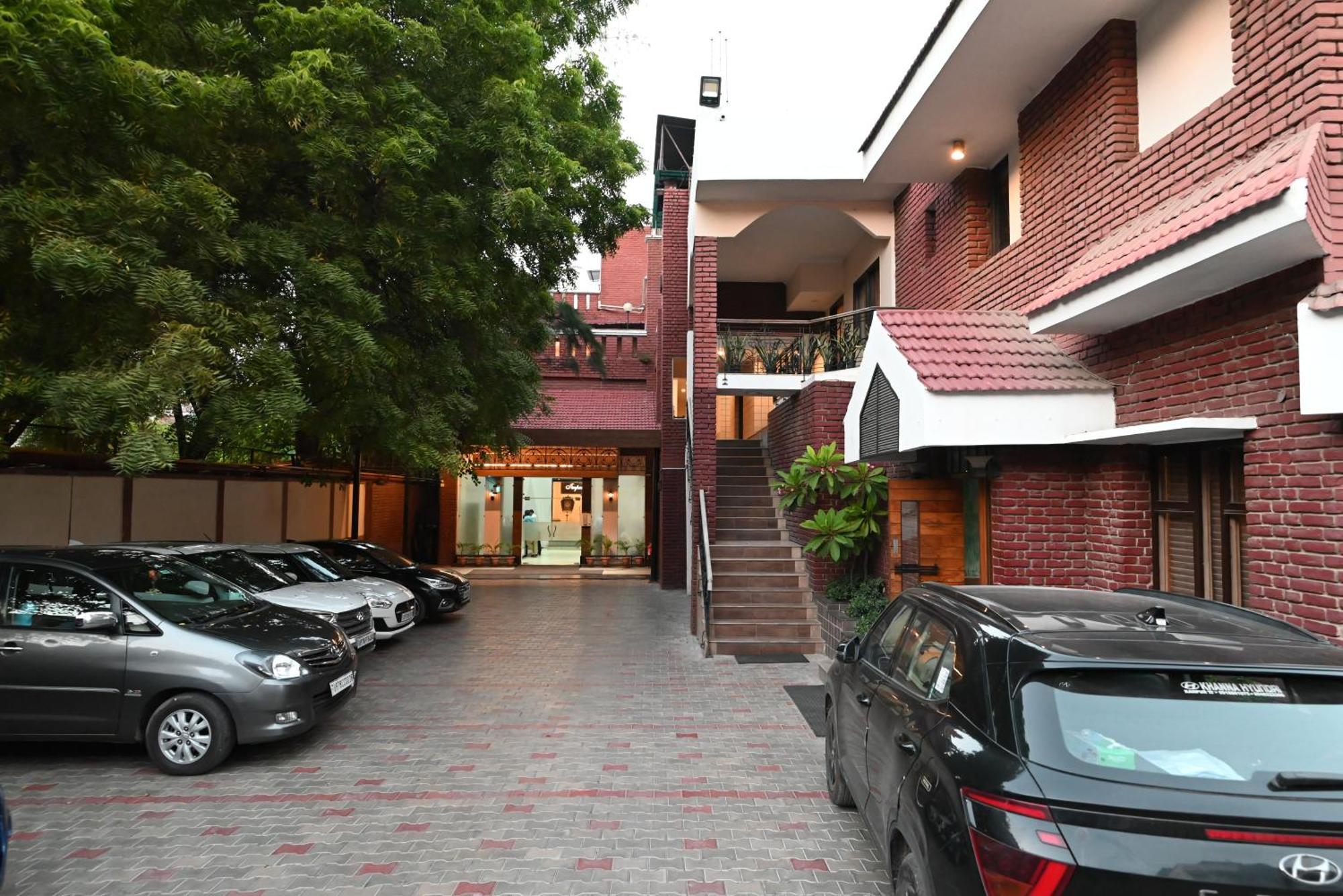 Little Chef Hotel Kanpur Exterior photo