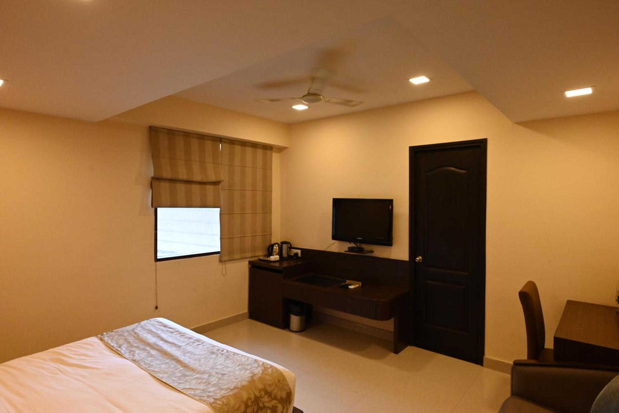 Little Chef Hotel Kanpur Exterior photo