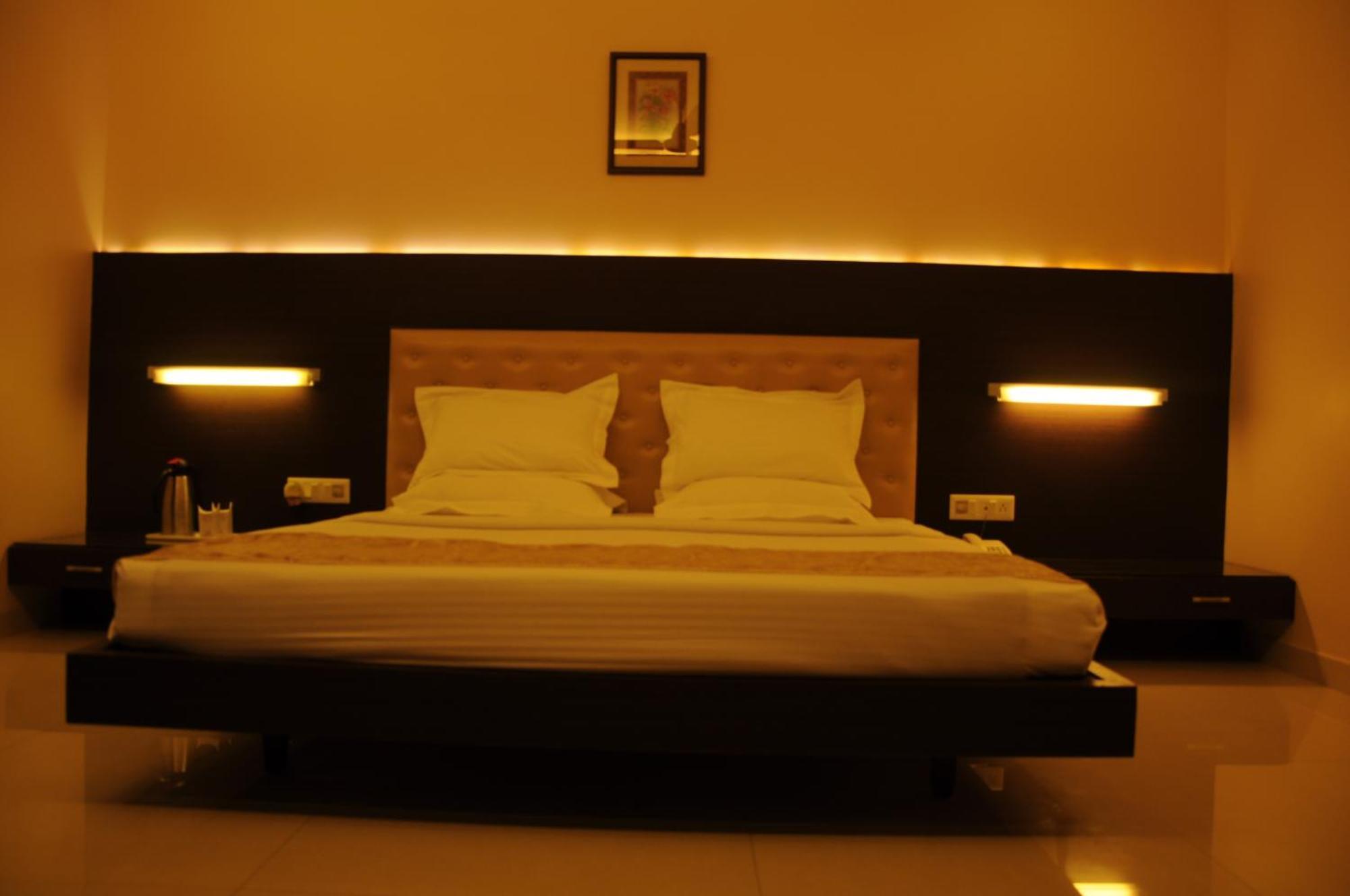 Little Chef Hotel Kanpur Exterior photo