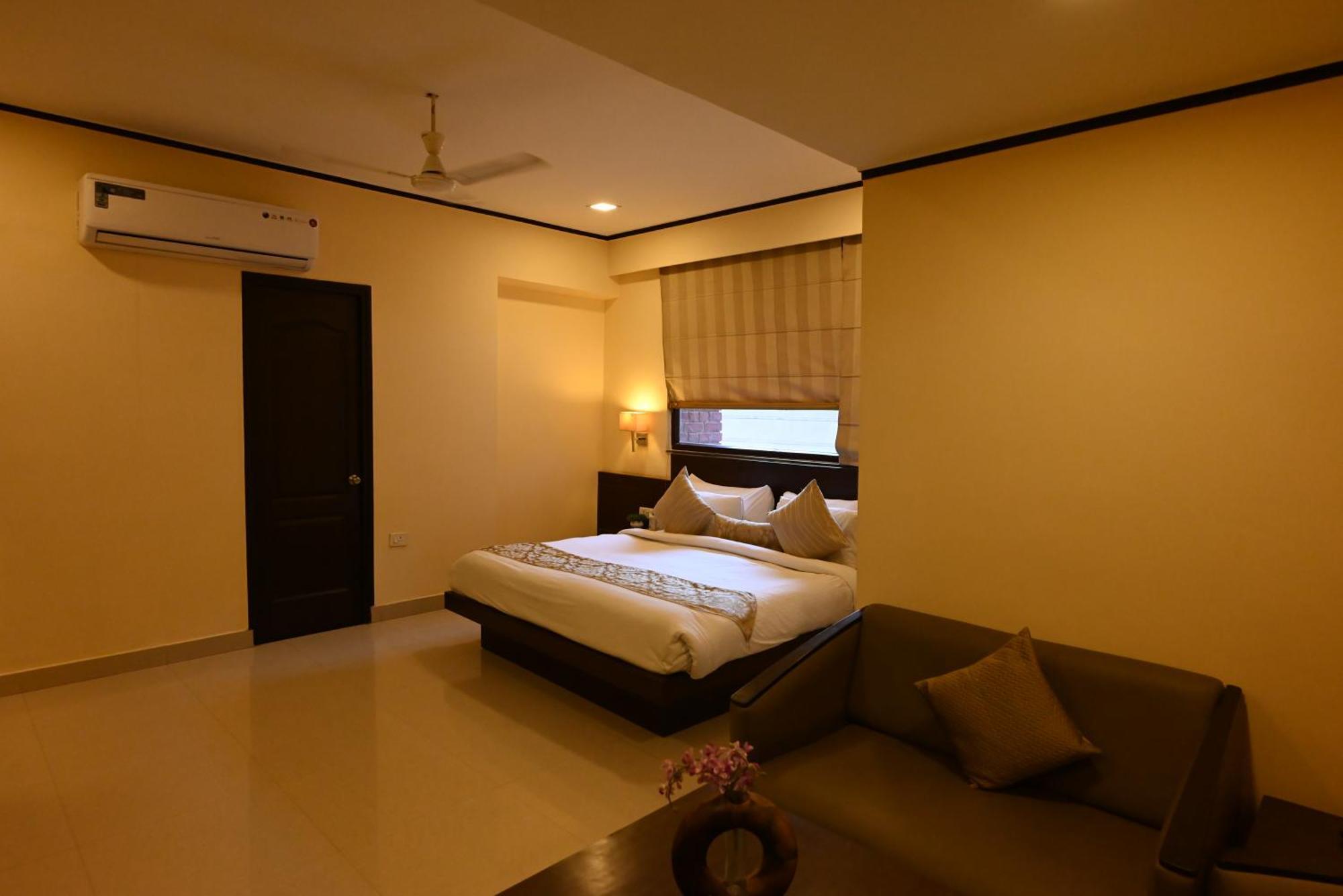 Little Chef Hotel Kanpur Exterior photo