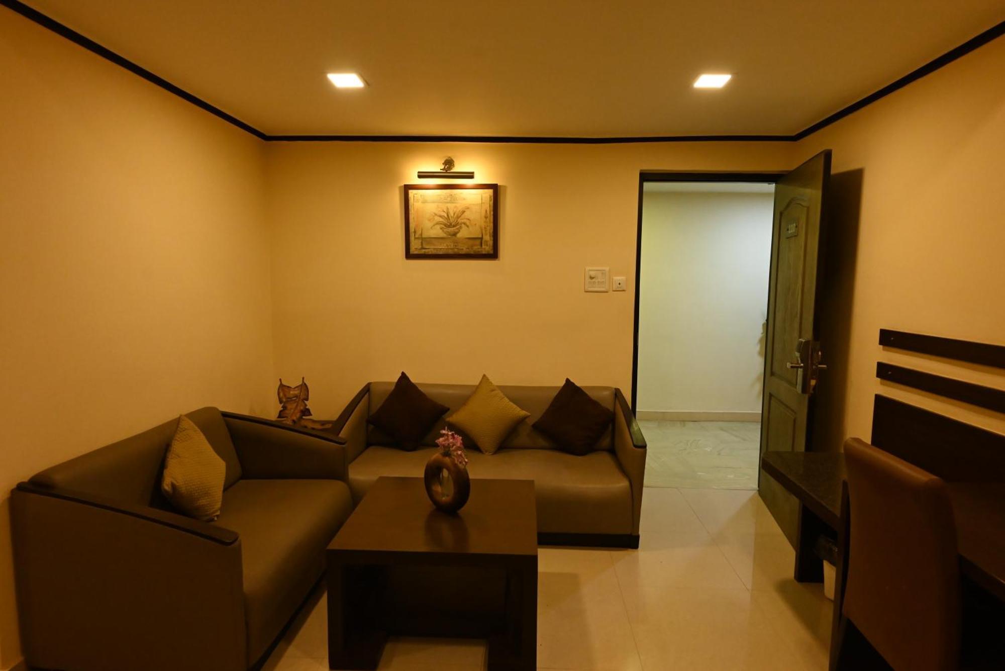Little Chef Hotel Kanpur Exterior photo
