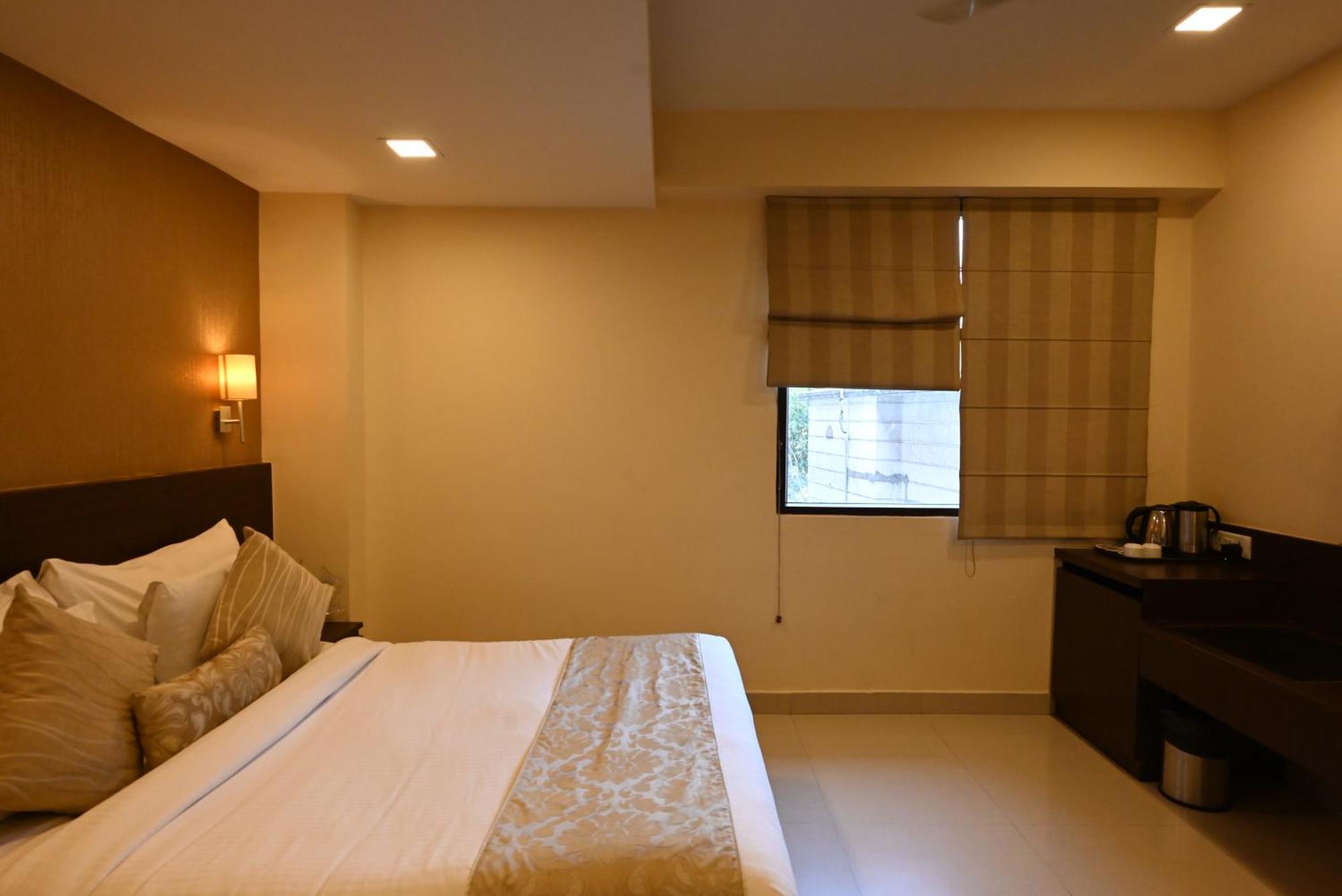 Little Chef Hotel Kanpur Exterior photo