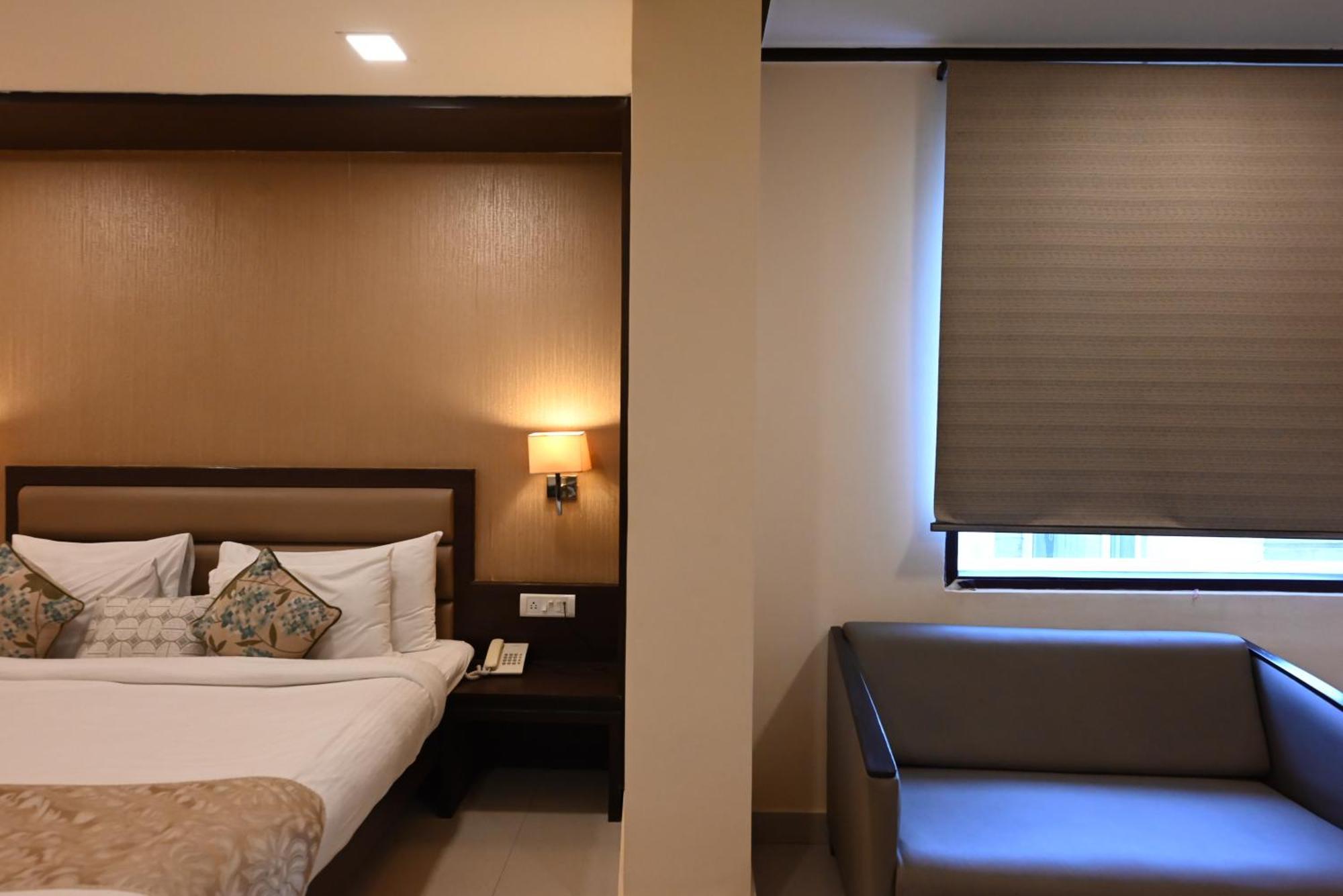 Little Chef Hotel Kanpur Exterior photo