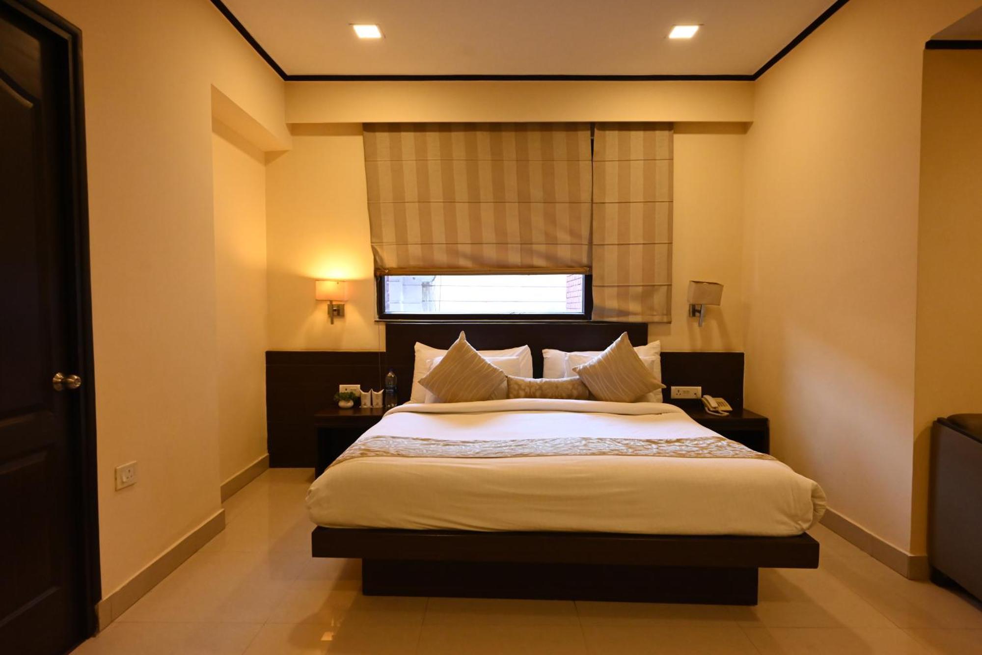 Little Chef Hotel Kanpur Exterior photo