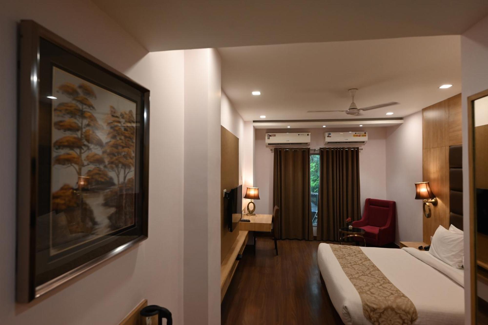 Little Chef Hotel Kanpur Exterior photo