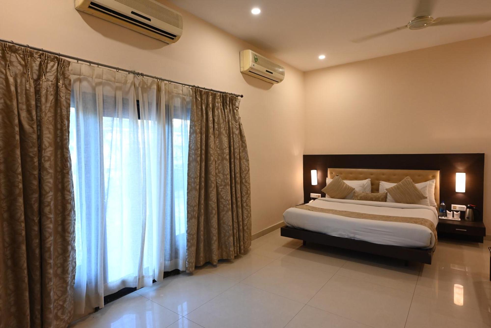 Little Chef Hotel Kanpur Exterior photo