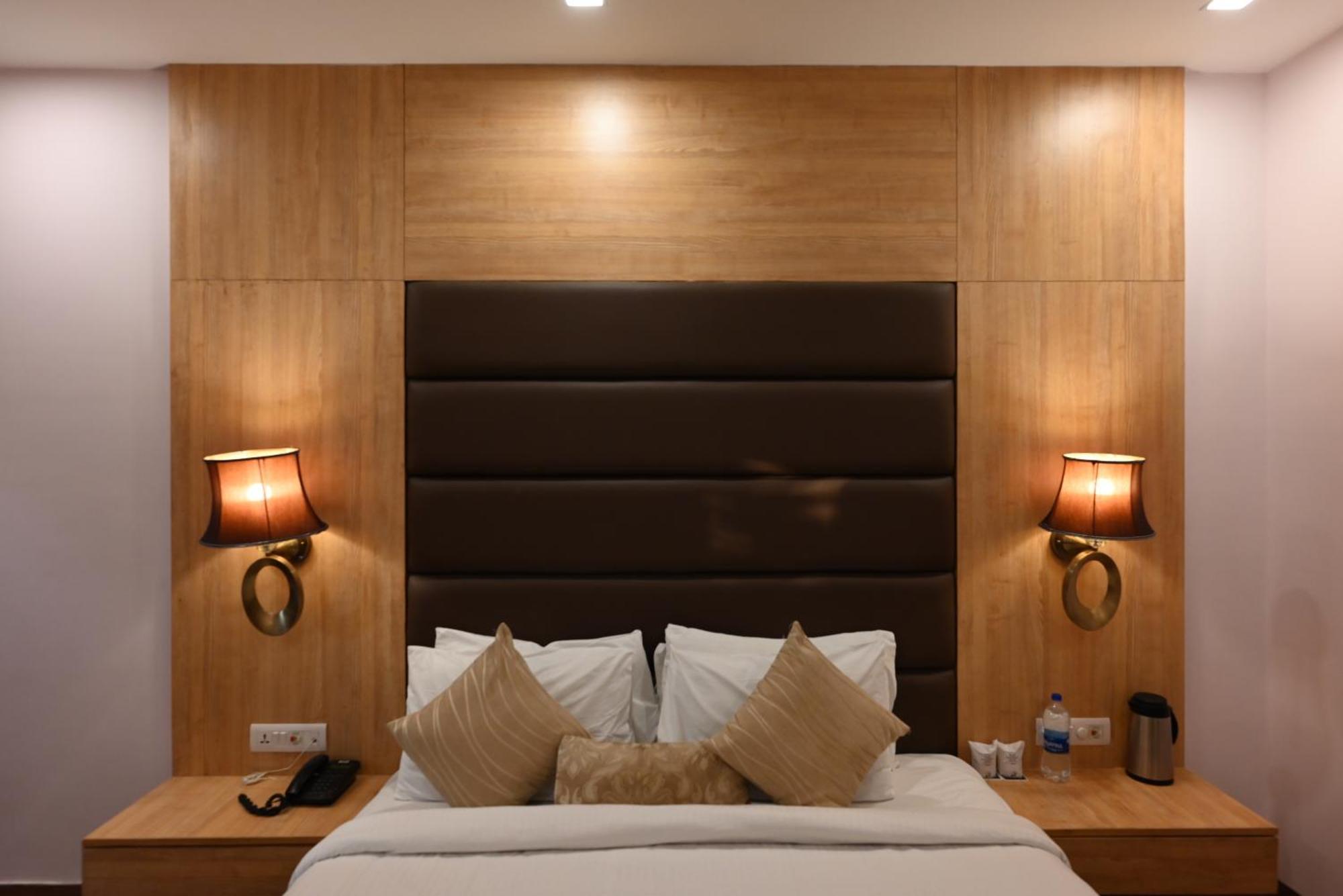 Little Chef Hotel Kanpur Exterior photo