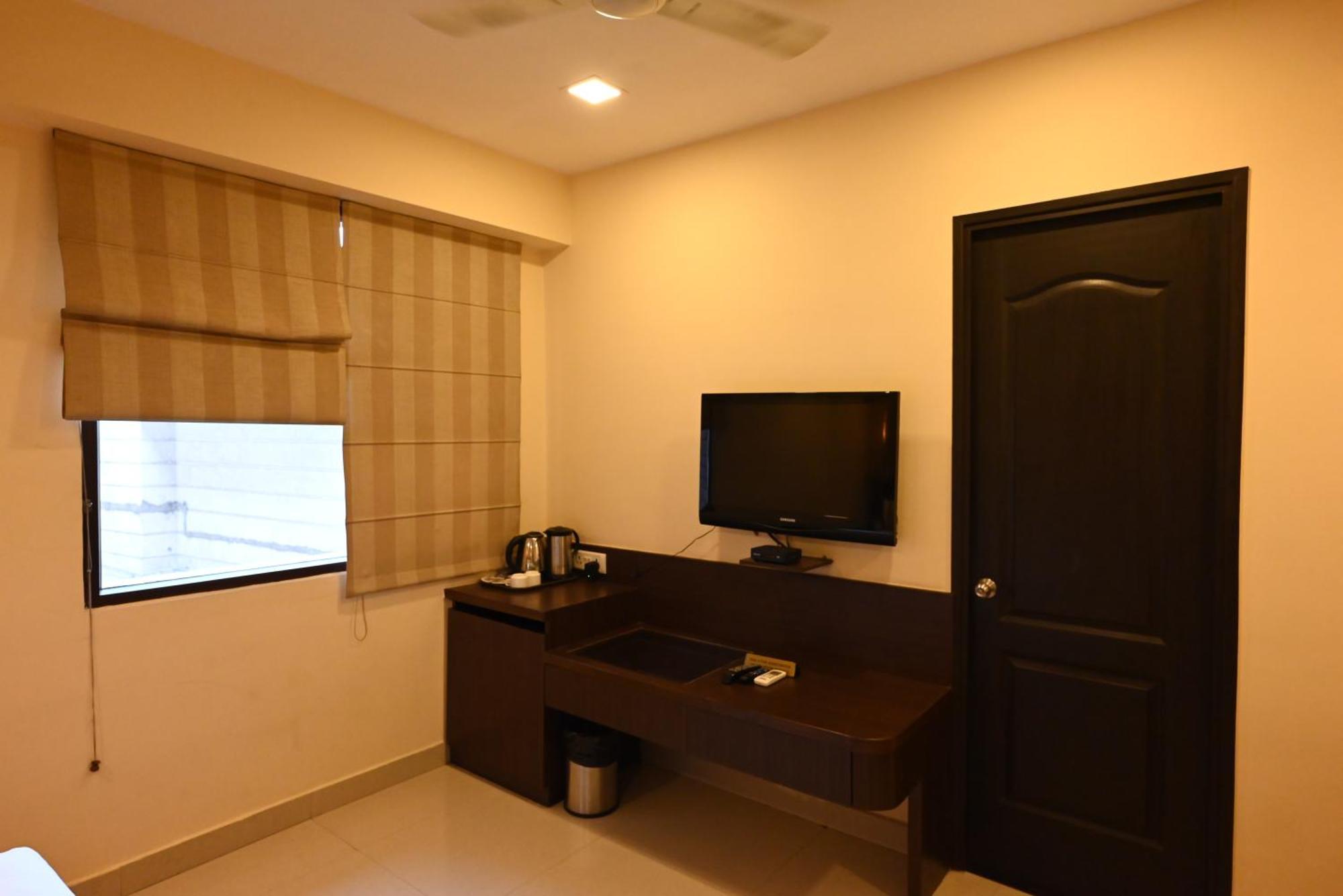 Little Chef Hotel Kanpur Exterior photo