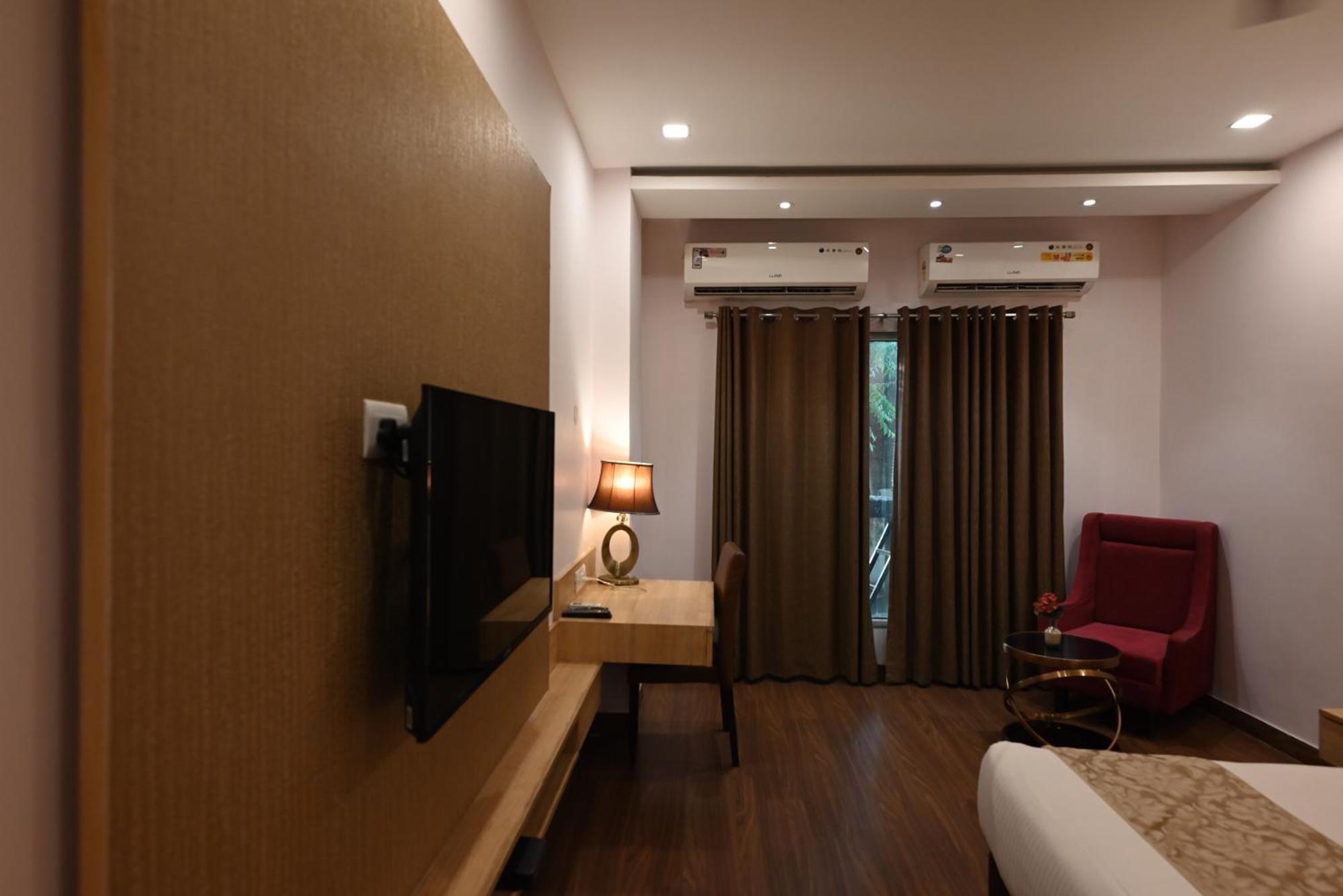 Little Chef Hotel Kanpur Exterior photo