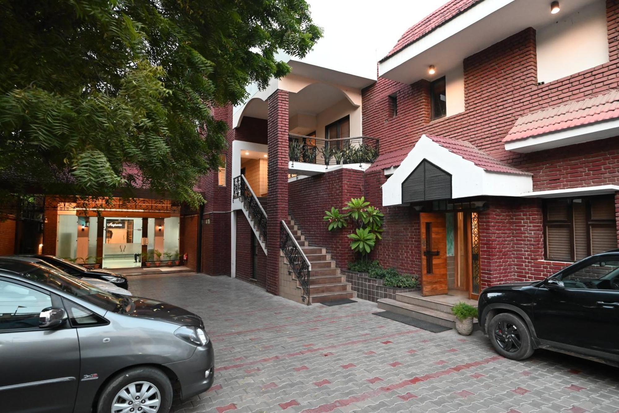 Little Chef Hotel Kanpur Exterior photo