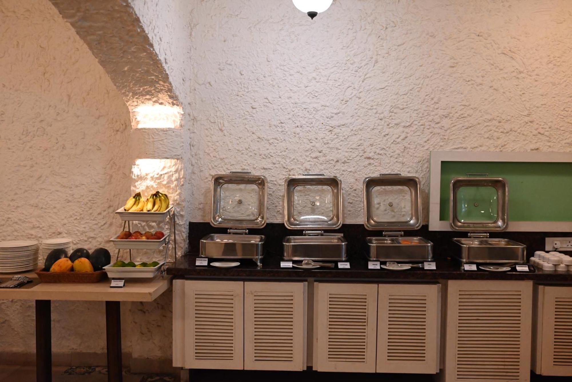 Little Chef Hotel Kanpur Exterior photo