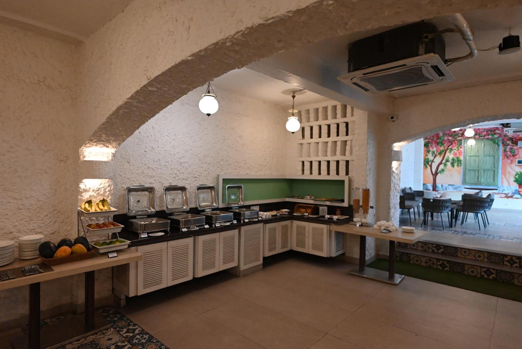 Little Chef Hotel Kanpur Exterior photo