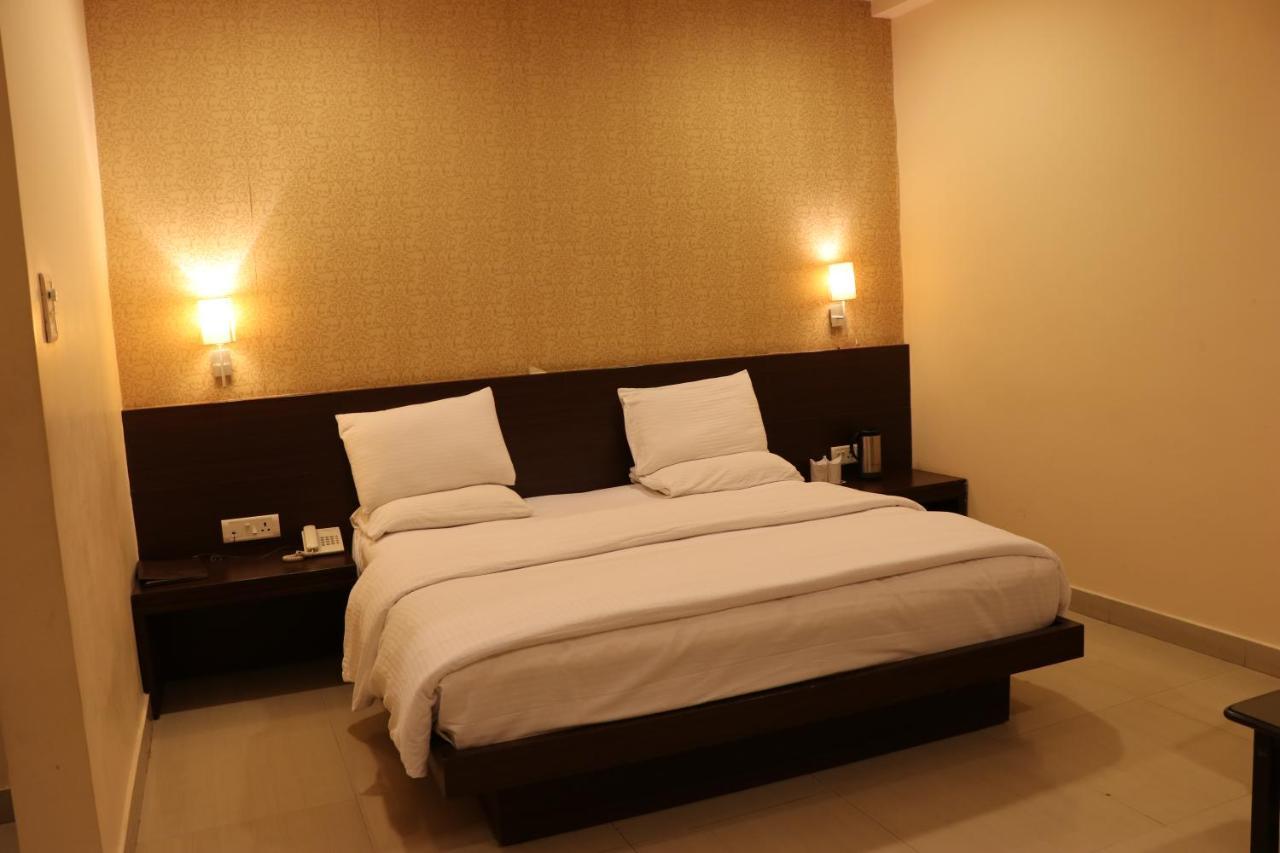 Little Chef Hotel Kanpur Exterior photo