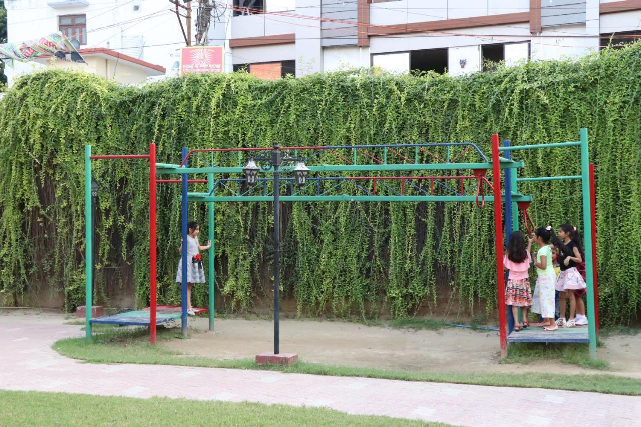 Little Chef Hotel Kanpur Exterior photo