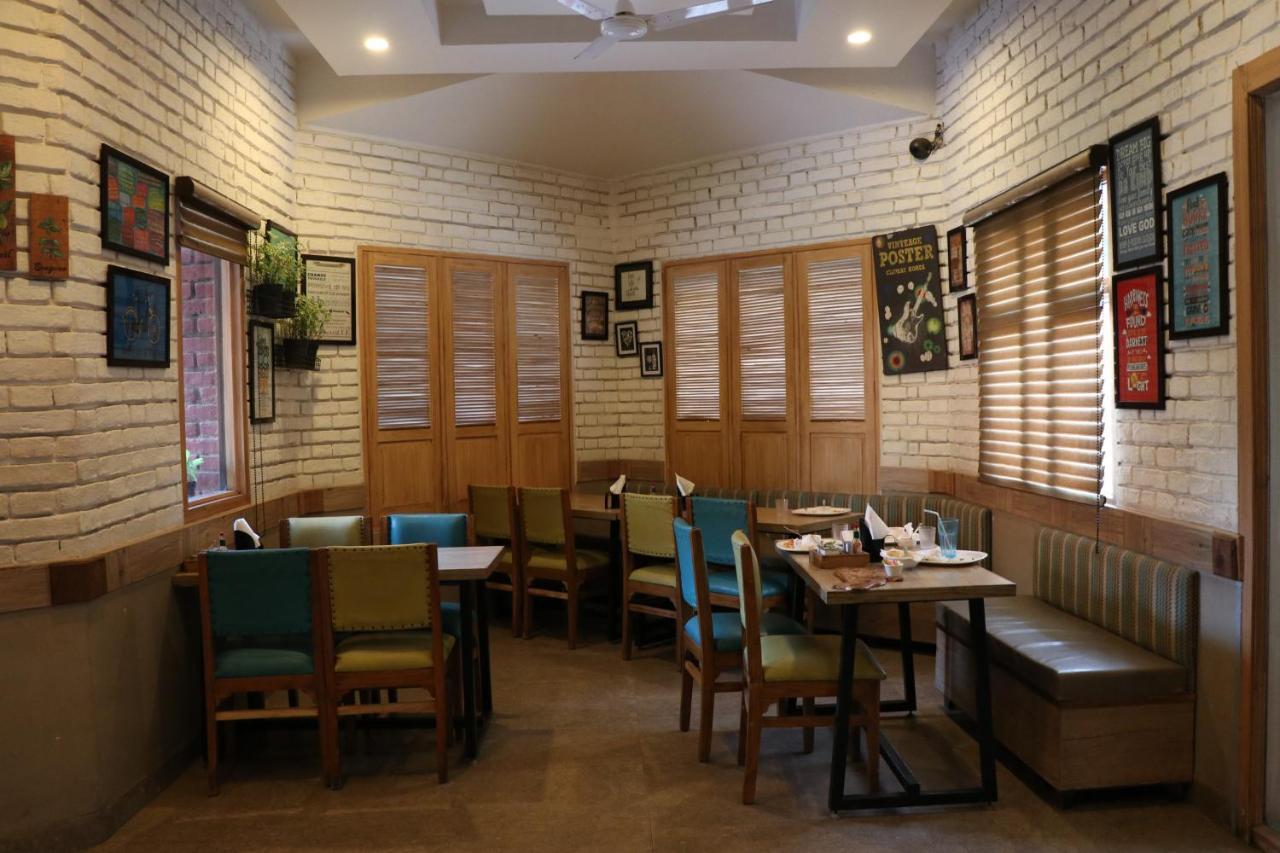 Little Chef Hotel Kanpur Exterior photo