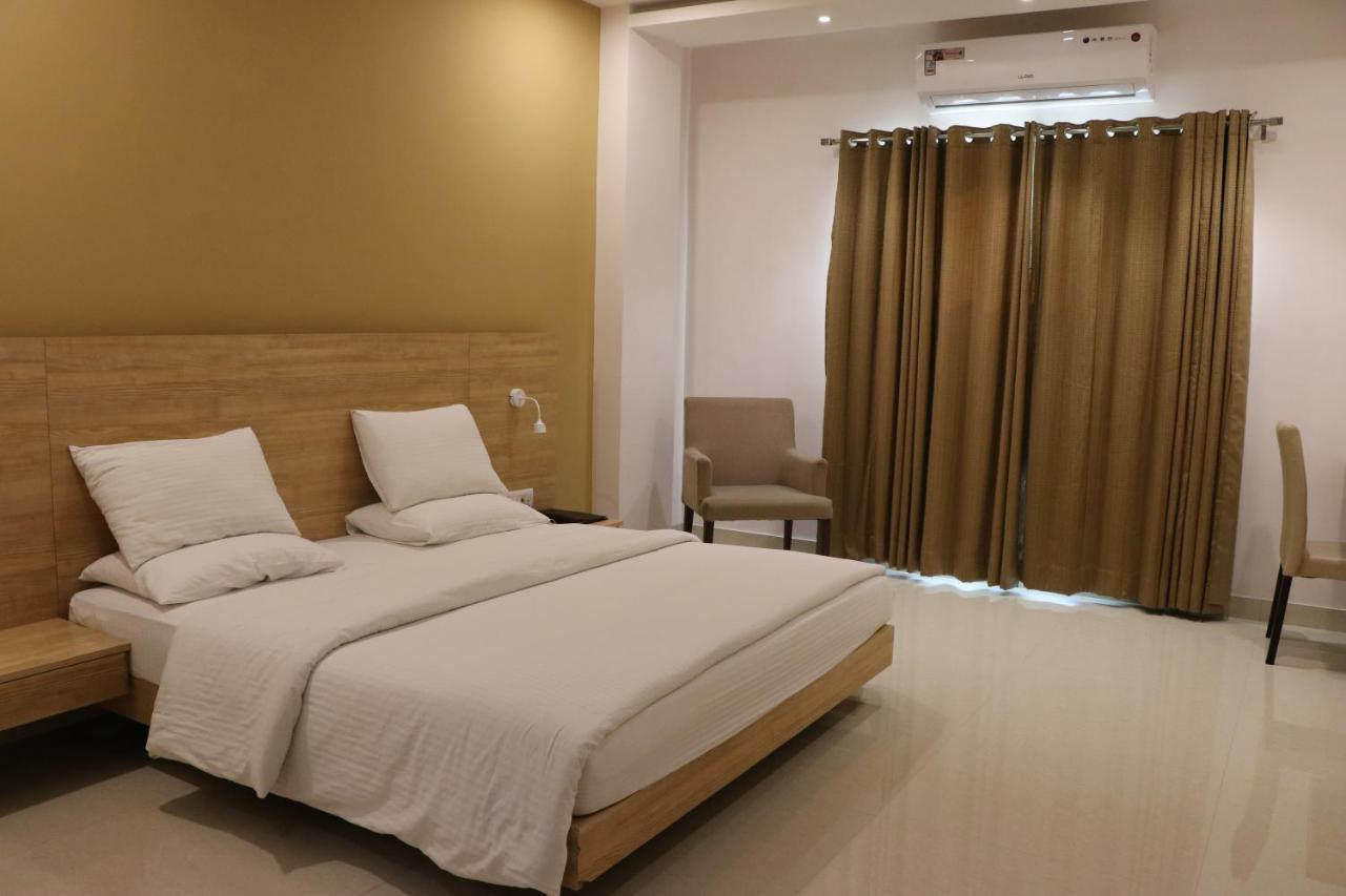 Little Chef Hotel Kanpur Exterior photo