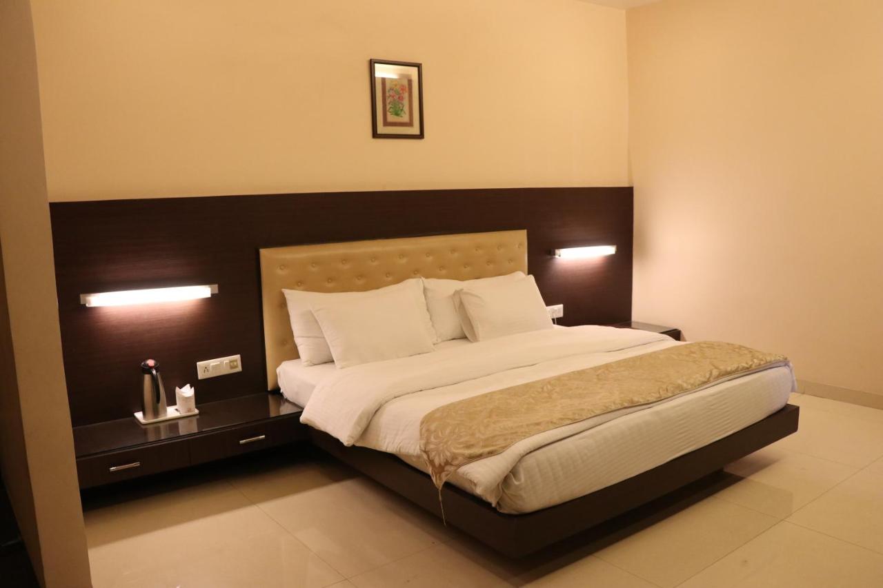 Little Chef Hotel Kanpur Exterior photo