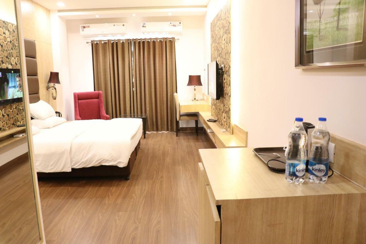 Little Chef Hotel Kanpur Exterior photo