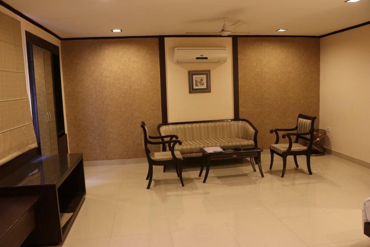 Little Chef Hotel Kanpur Exterior photo